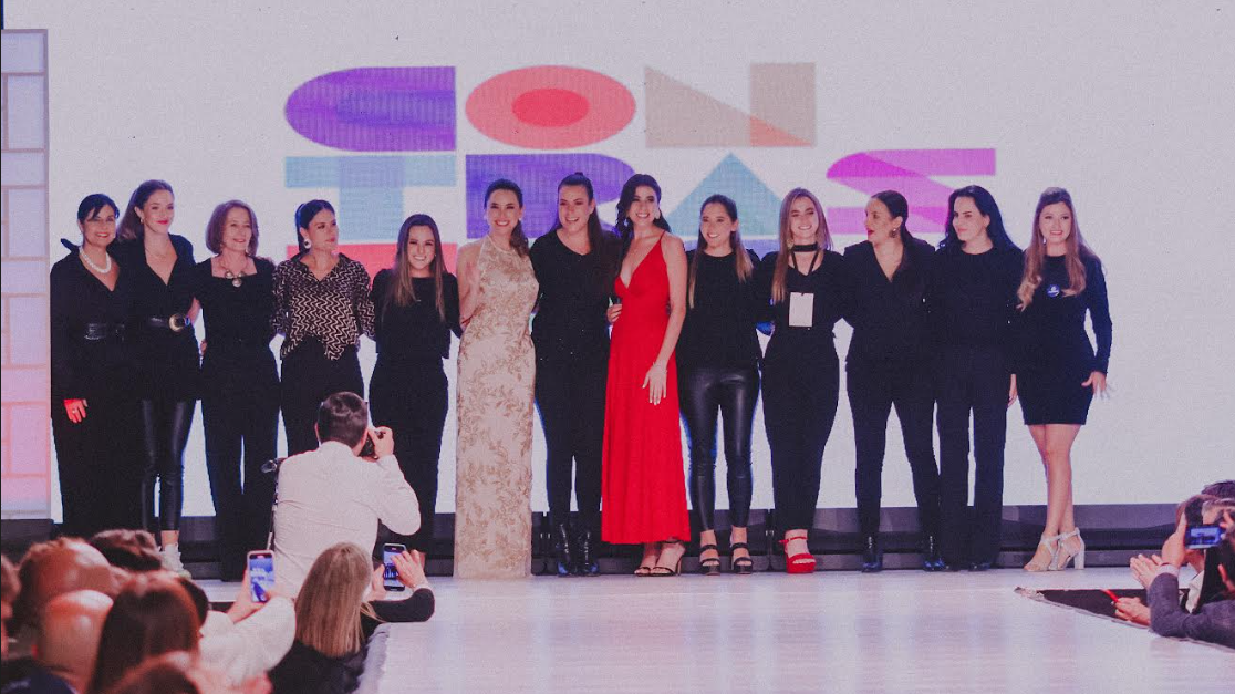 25 AÑOS DEL DESFILE DE MODA ECUATORIANA «CONTRASTES»