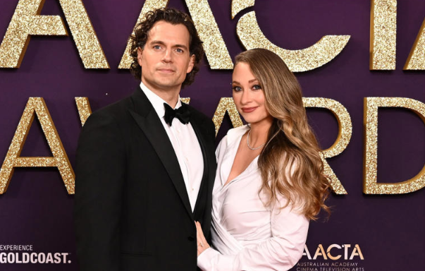 Henry Cavill reaparece “desmejorado” y fans culpan a su prometida por “echarlo a perder”
