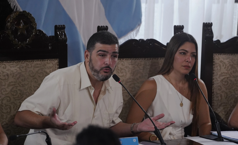 Sin sentencia, Aquiles Álvarez no perderá la Alcaldía de Guayaquil