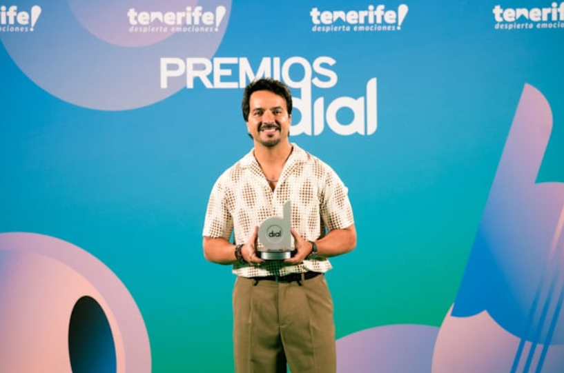 LUIS FONSI HACE VIBRAR EL ESCENARIO CON EL EXPLOSIVO ESTRENO EN VIVO DE «CAMBIARÉ» EN LA HISTÓRICA 30ª EDICI ÓN DE LOS PREMIOS DIAL 2026 EN ESPAÑA