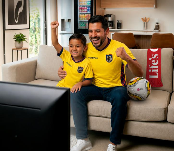 Papá vive la fiesta del fútbol en primera fila sin salir de casa